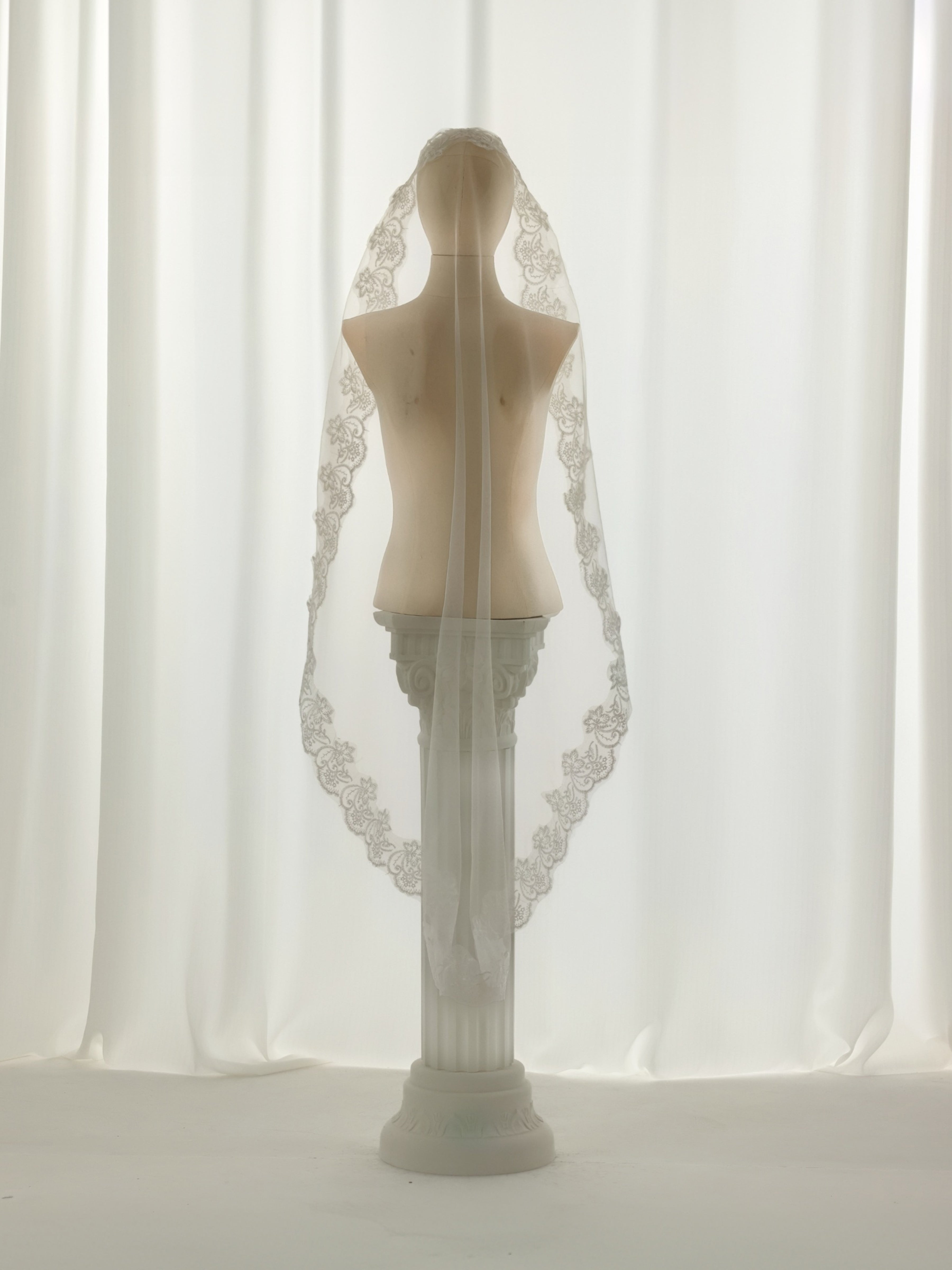 ROVDESY Single Tier Fingertip Floral Lace Bridal Veil