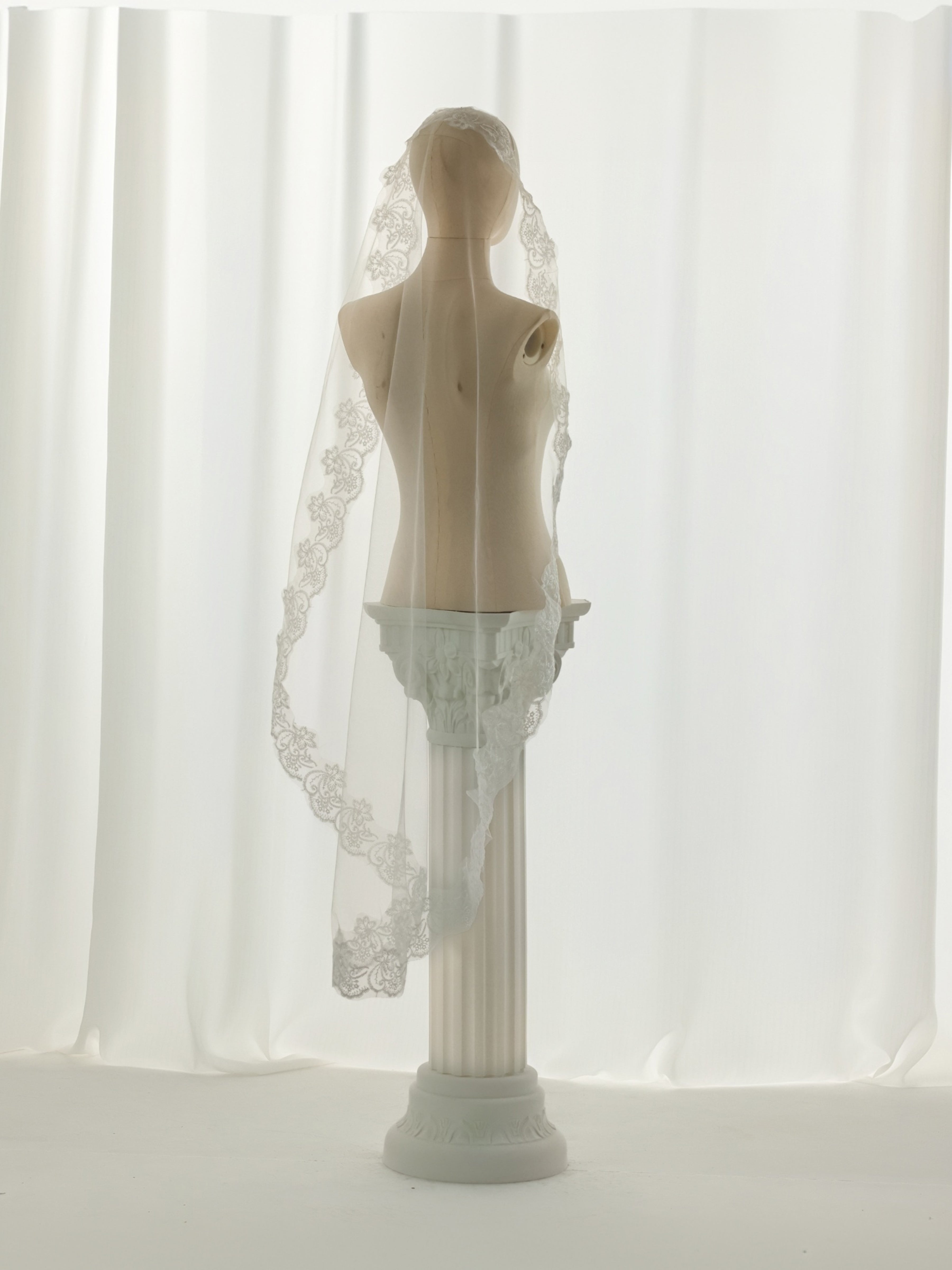 ROVDESY Single Tier Fingertip Floral Lace Bridal Veil