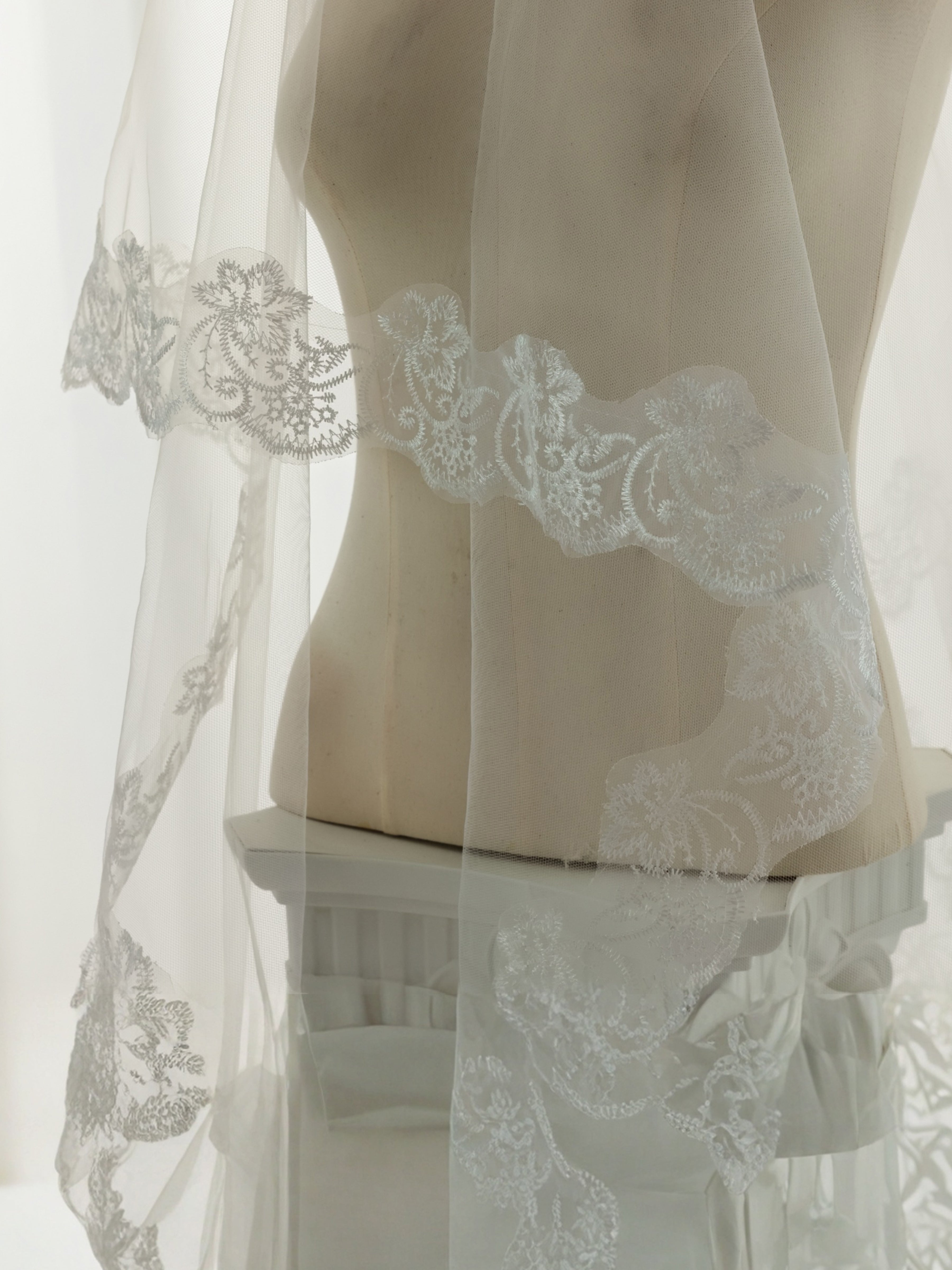 ROVDESY Single Tier Chapel Wedding Veil with Full Scalloped Floral Lace Edge
