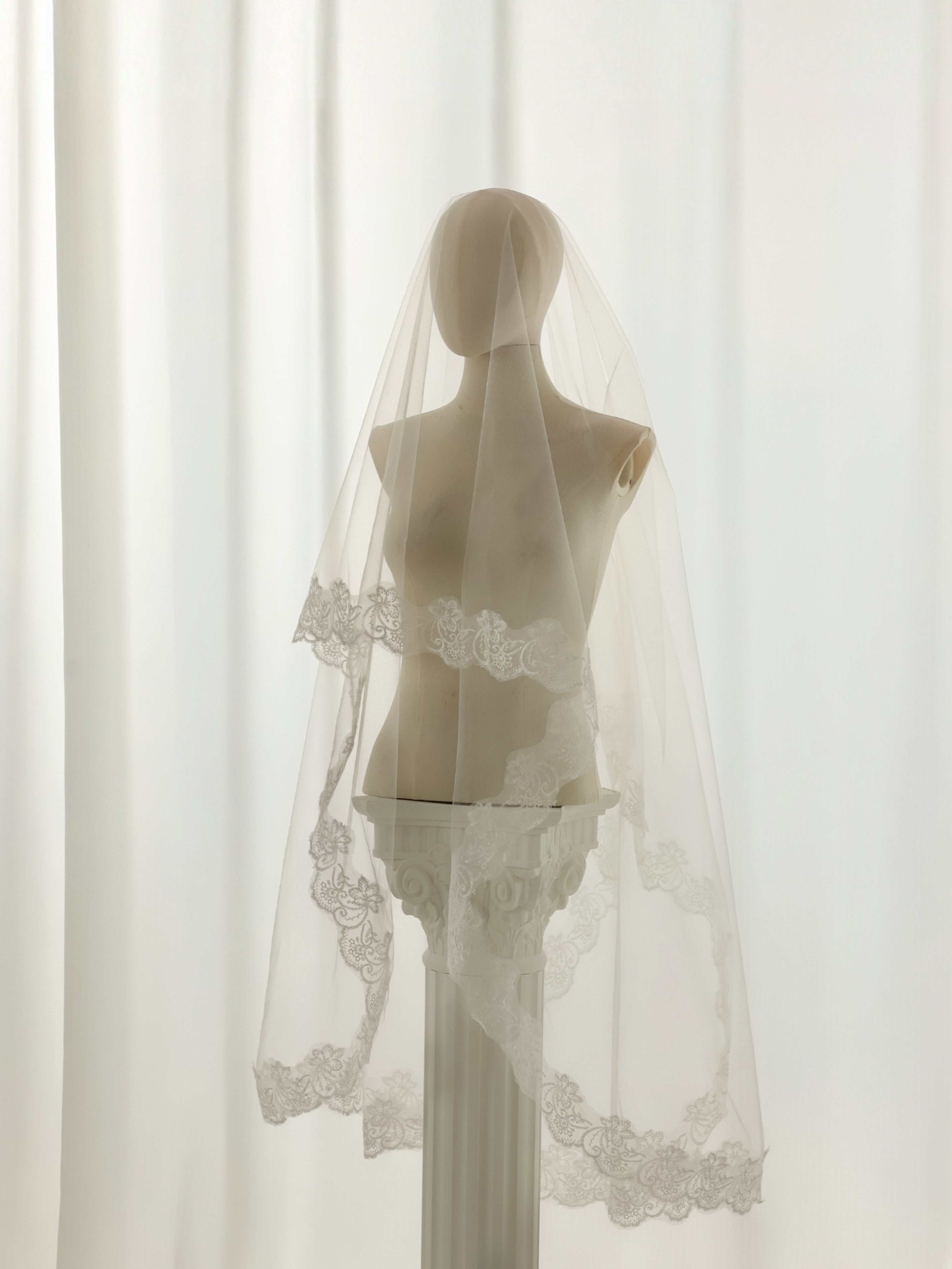 ROVDESY Single Tier Chapel Wedding Veil with Full Scalloped Floral Lace Edge
