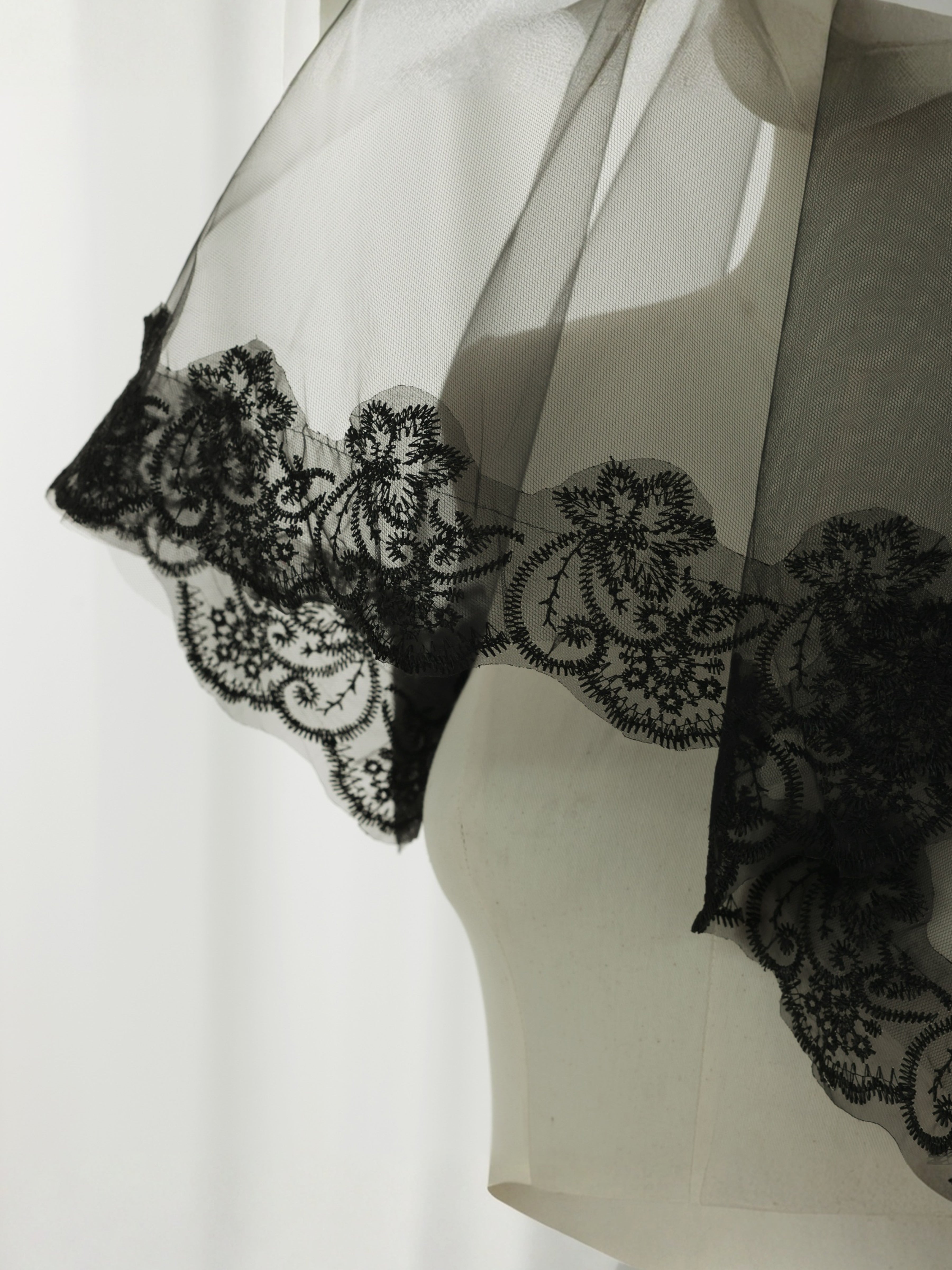 ROVDESY Single Tier Fingertip Length Black Floral Lace Bridal Veil