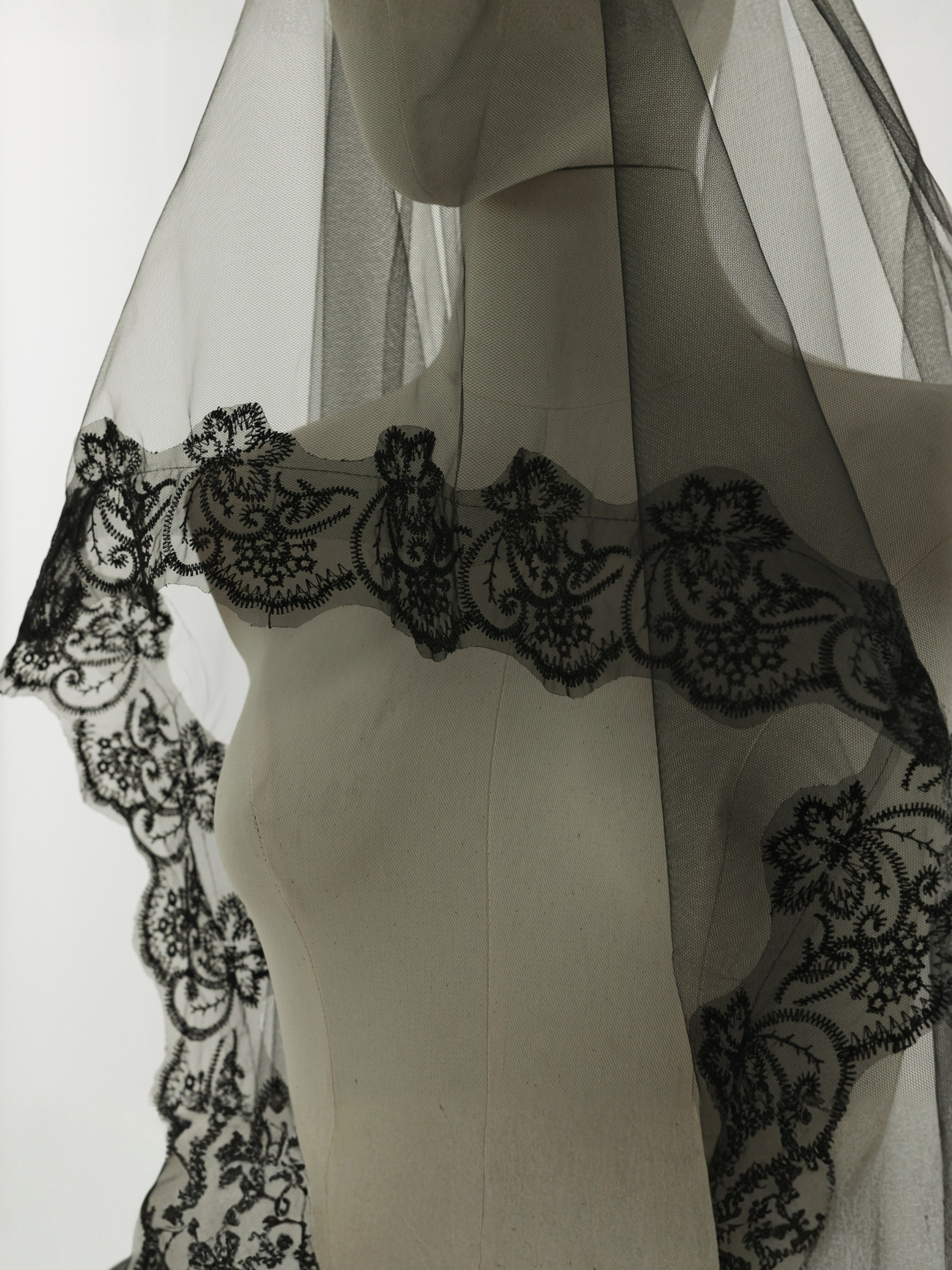 ROVDESY Single Tier Chapel Length Black Floral Lace Bridal Veil
