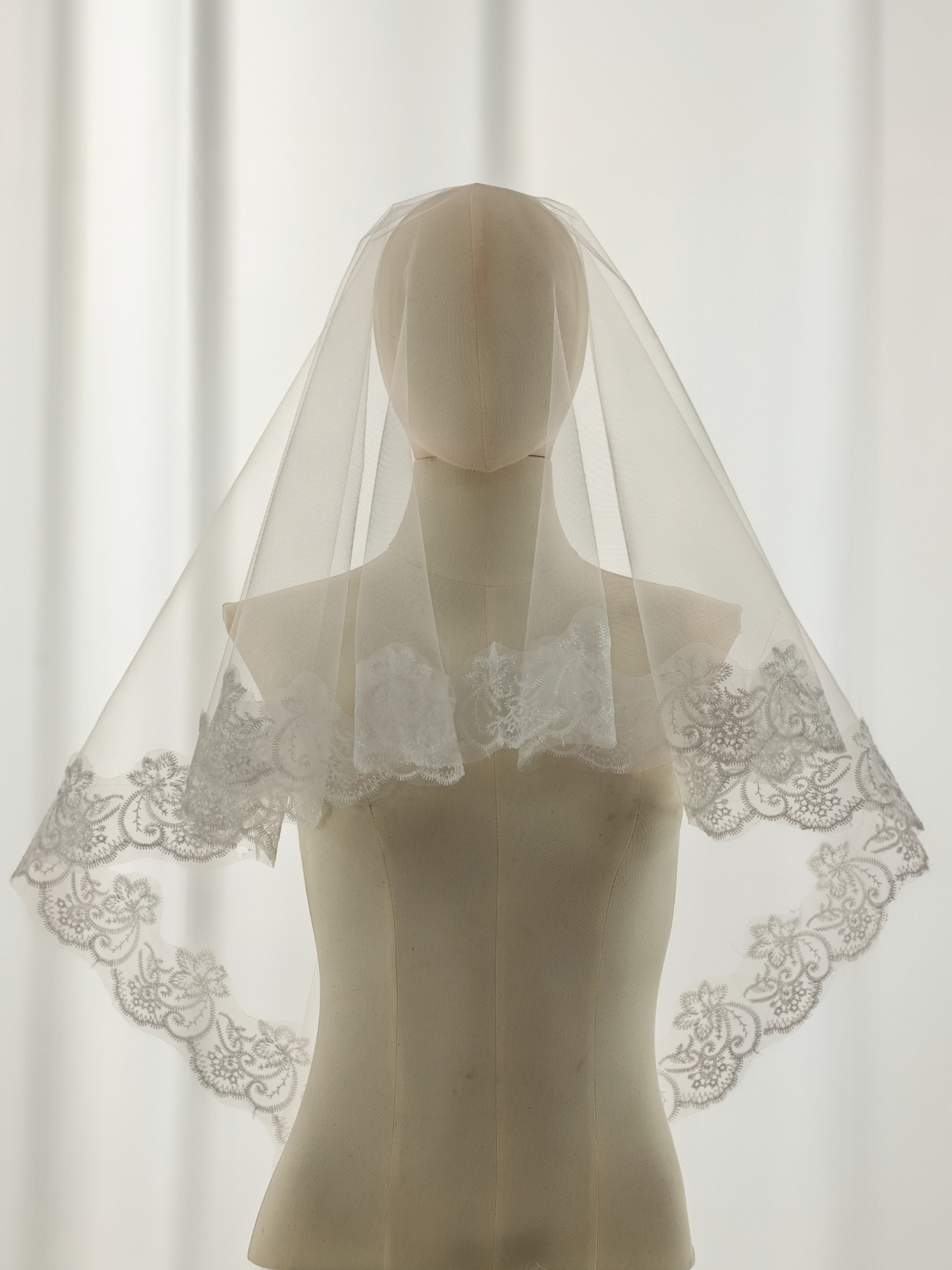 ROVDESY Single Tier Fingertip Floral Lace Bridal Veil